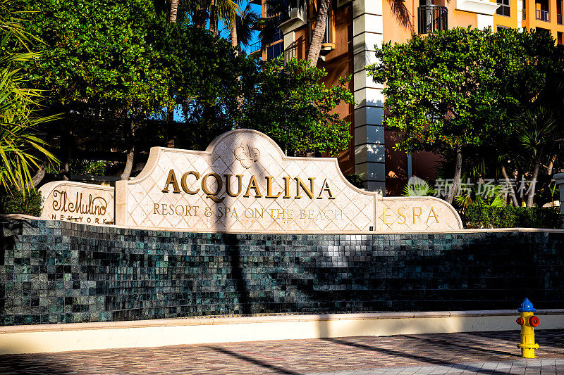 Acqualina度假村在迈阿密戴德县海滩酒店的招牌上，在海滨或海滨的夏天