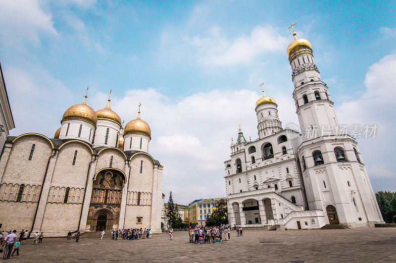 俄罗斯莫斯科圣母升天大教堂附近的人们