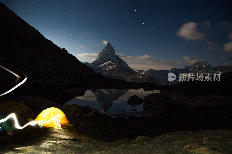 马特洪峰附近山顶的帐篷，夜景拍摄