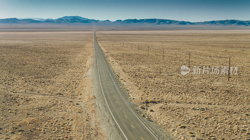 穿过莫哈韦沙漠的直道