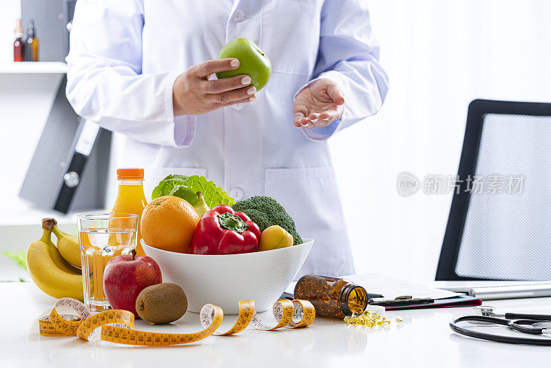营养学家播种一组水果和蔬菜