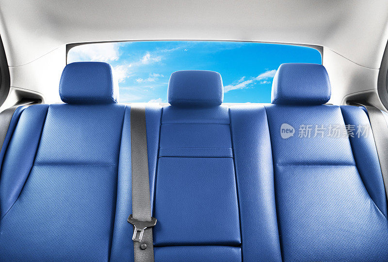 后排乘客的红色真皮座椅在现代豪华汽车。带针脚的蓝色穿孔皮革。汽车内部。皮质舒适的蓝色座椅。汽车内饰的细节
