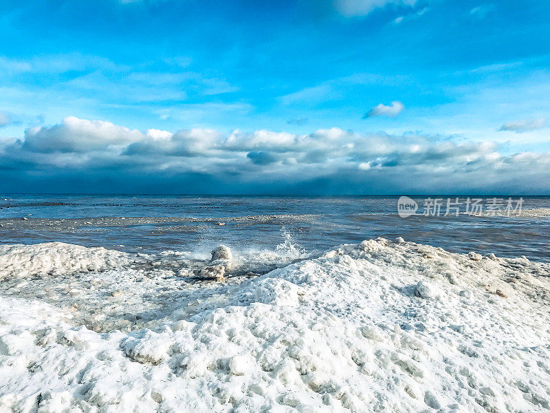 海浪冲击着冻结的密歇根湖