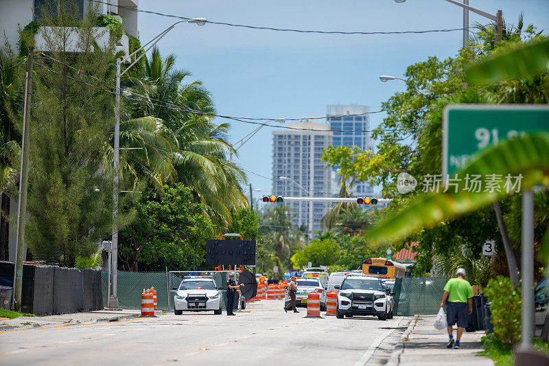 警方封锁了通往迈阿密海滩尚普兰塔坍塌地点的所有道路