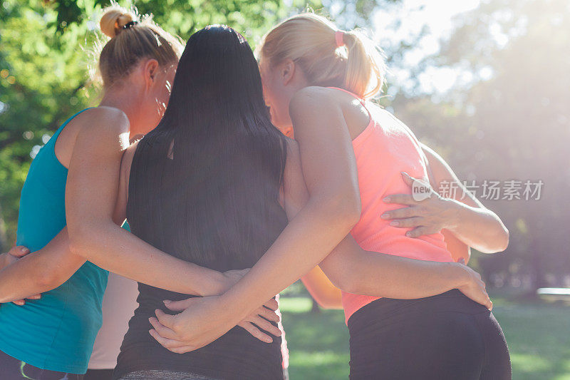 女运动员拥抱在一起