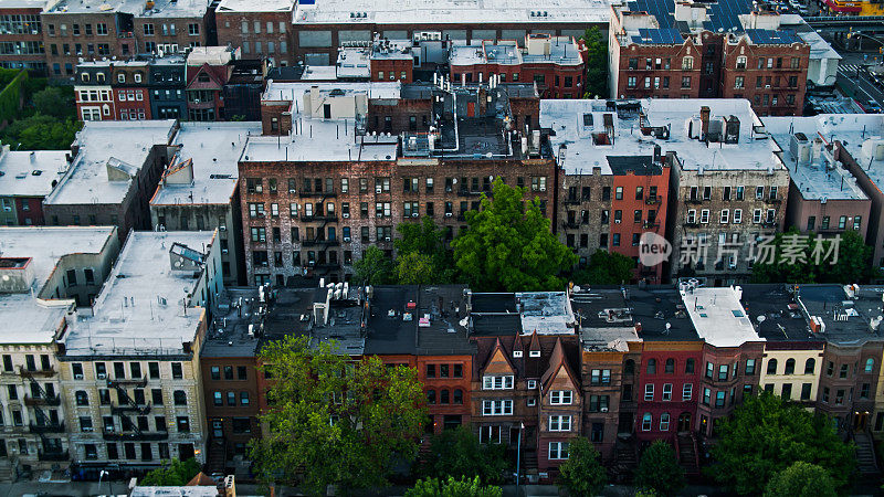 无人机拍摄的布鲁克林皇冠高地住宅区街道