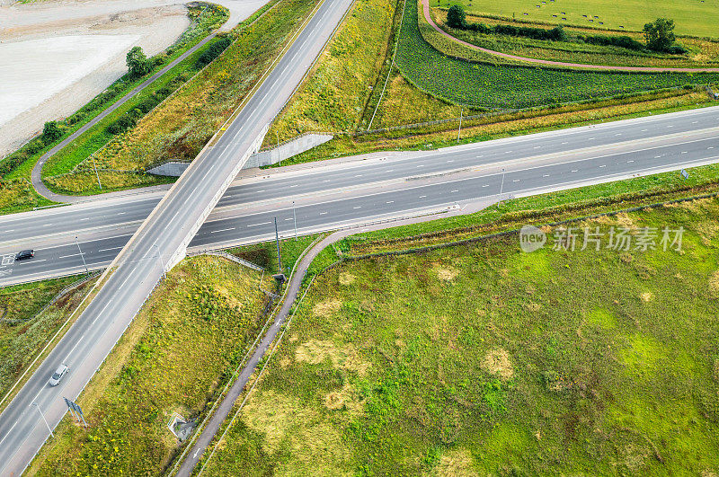 双车道上的高架道路