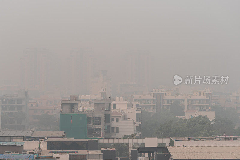 印度Gurugram能见度低的居民区空气质量差，有浓重的烟雾。