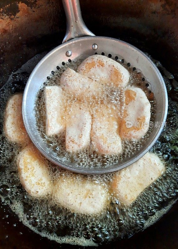 用滤锅煎豆腐——食物准备。