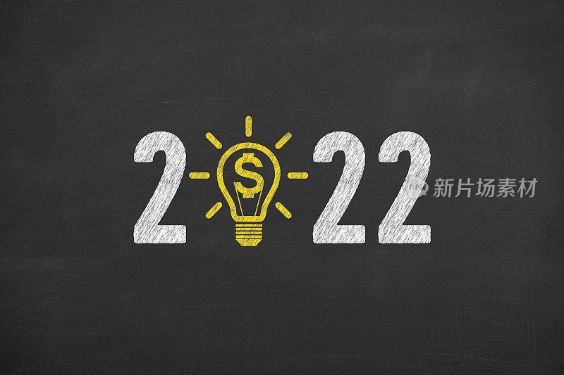 黑板背景下的2022年新年金融概念