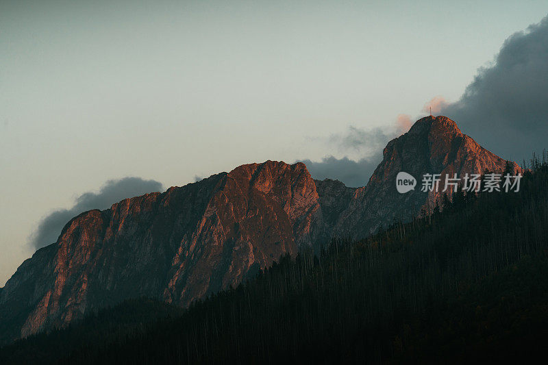 塔特拉山的秋天。著名的山峰――日落时的吉昂峰