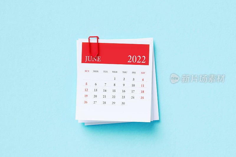 2022年六月日历，红色回形针附海蓝宝石背景