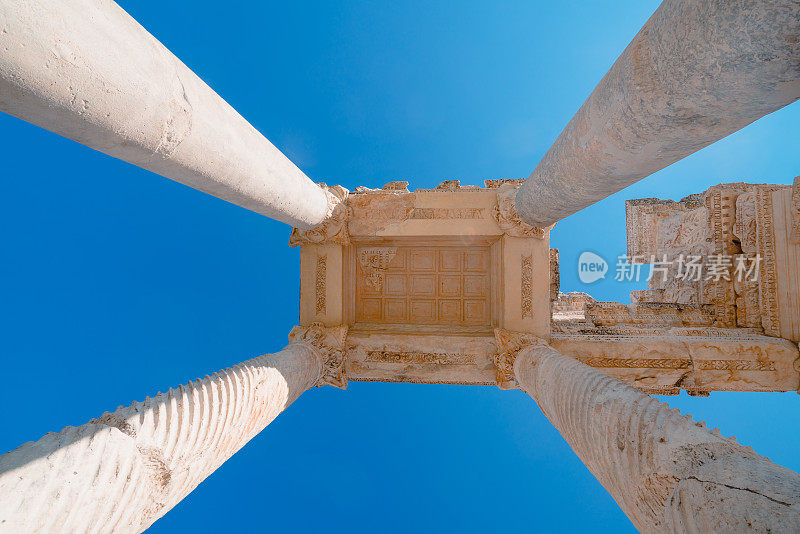 在阿耳忒弥斯神庙附近的阿佛罗迪西斯古玩城的四塔