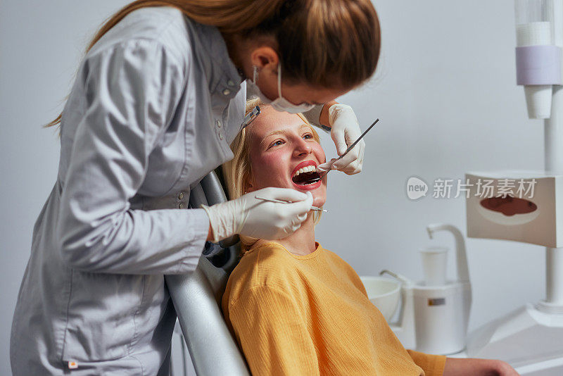 集中女牙医治疗患者牙齿