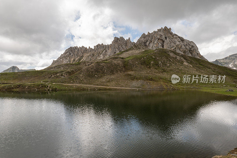 高山湖面上山峰的倒影