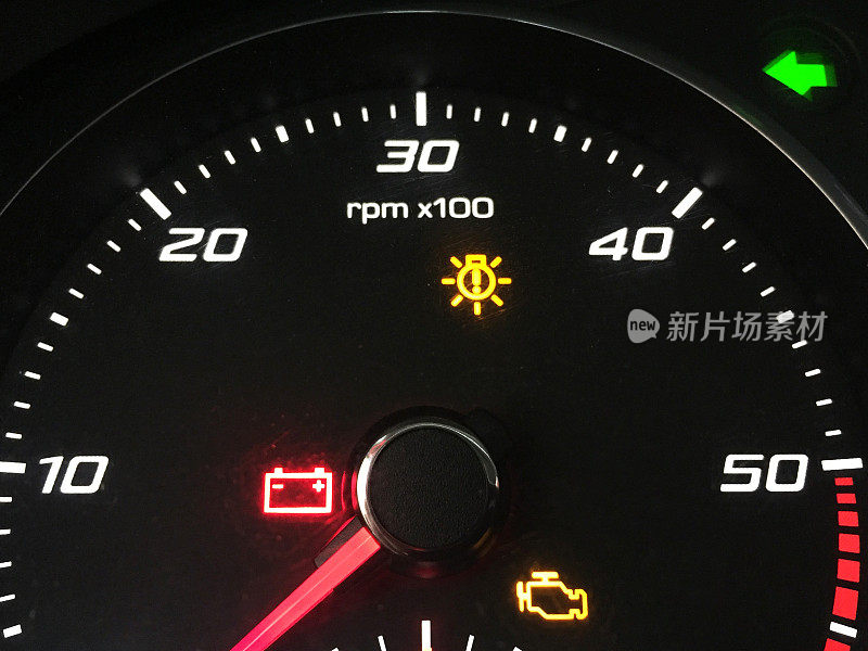 发动机和前灯有问题的汽车指示灯