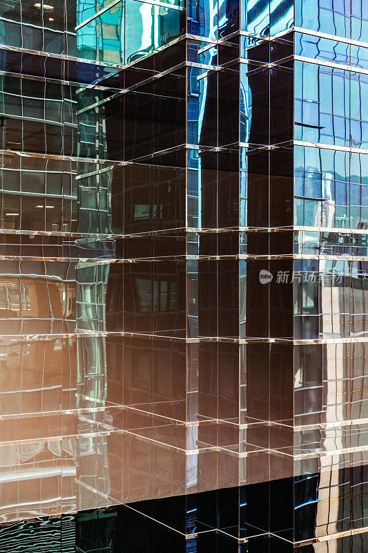 摘要:商业办公建筑在闹市区玻璃窗上的反映