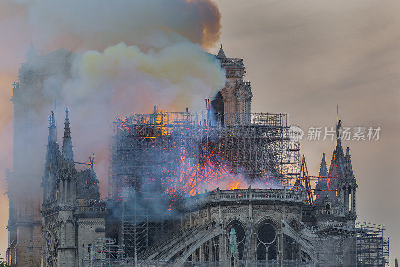 巴黎圣母院失火了