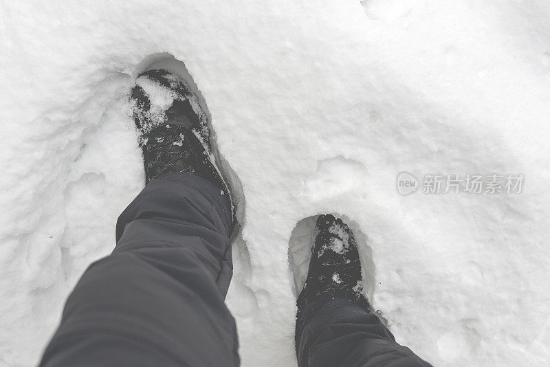 男人穿着冬鞋在雪地上行走