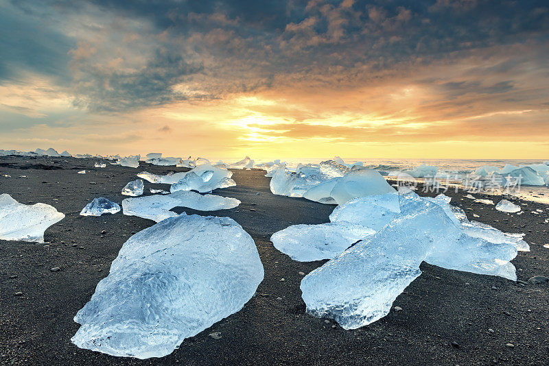 在冰岛的Jokulsarlon，一块精致的冰被冲上了被称为钻石海滩的灰海滩