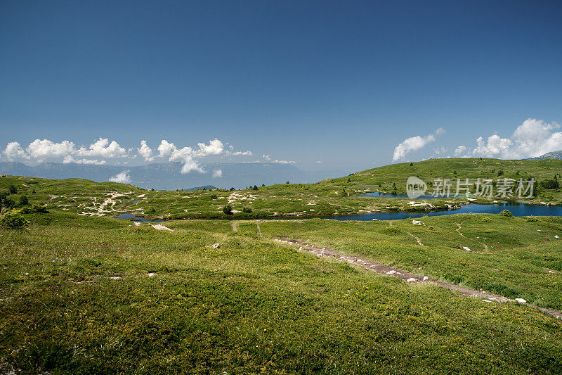 高原湖泊在法国阿尔卑斯山山脉Taillefer山体在瓦桑山谷景观夏季