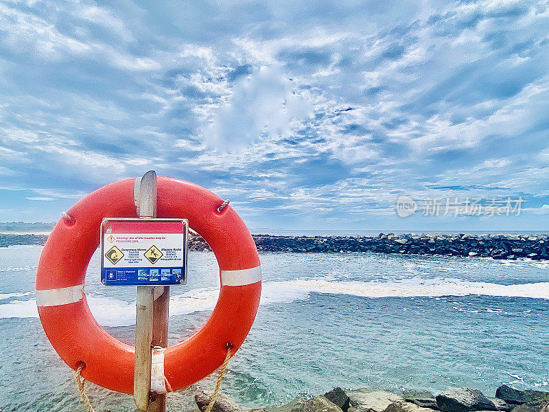 海滨长廊水边的救生圈