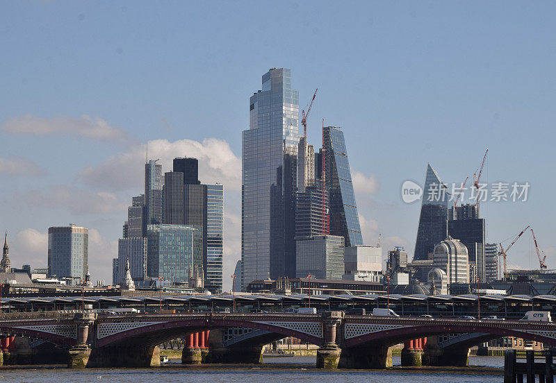 伦敦城市的天际线和黑衣修士铁路桥，伦敦，英国
