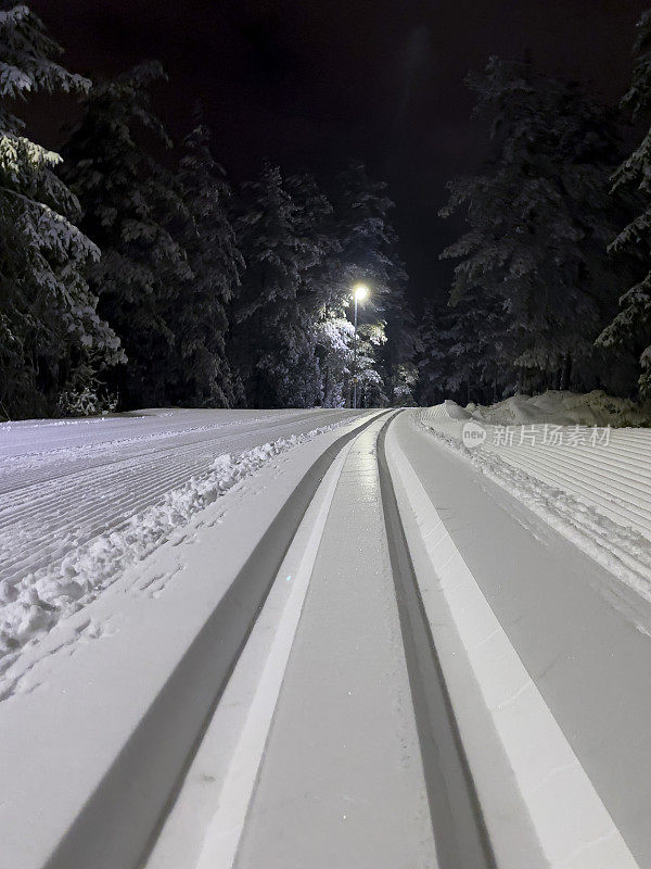 晚上看到的越野滑雪道