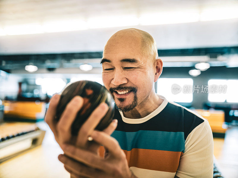 大胆成熟的日本男子保龄球的特写