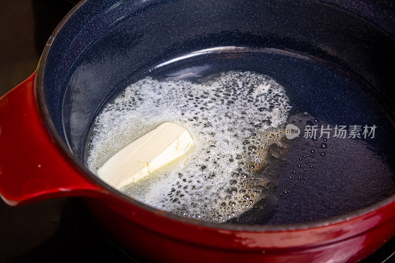 在炉子上的平底锅里融化黄油，用于准备白酱和其他菜肴。