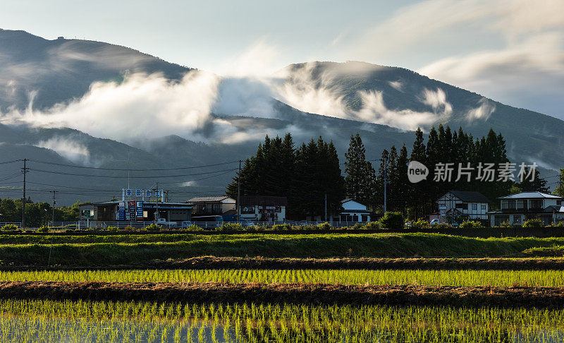 有风的移动的云在山上和乡村农场的场景