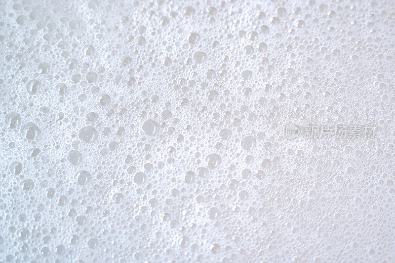 白色泡沫背景在热水浴缸