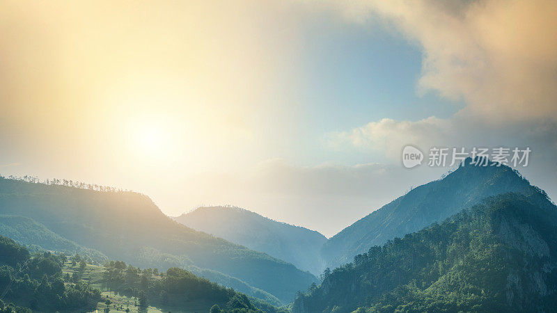 黑山杜尔米特国家公园山间雾蒙蒙的早晨