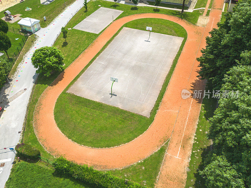 体育运动和娱乐中心的鸟瞰图，设有跑道、足球和篮球