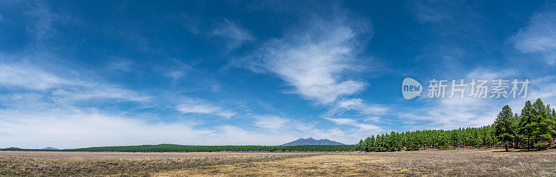 罗杰斯湖和旧金山山峰