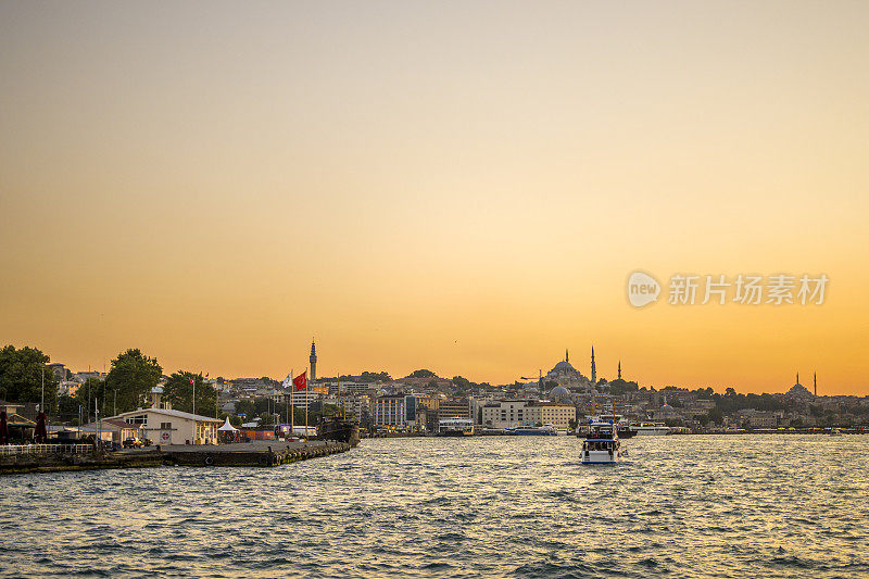 土耳其国旗，Beyazıt塔和日落时的苏莱曼尼耶清真寺，伊斯坦布尔，土耳其