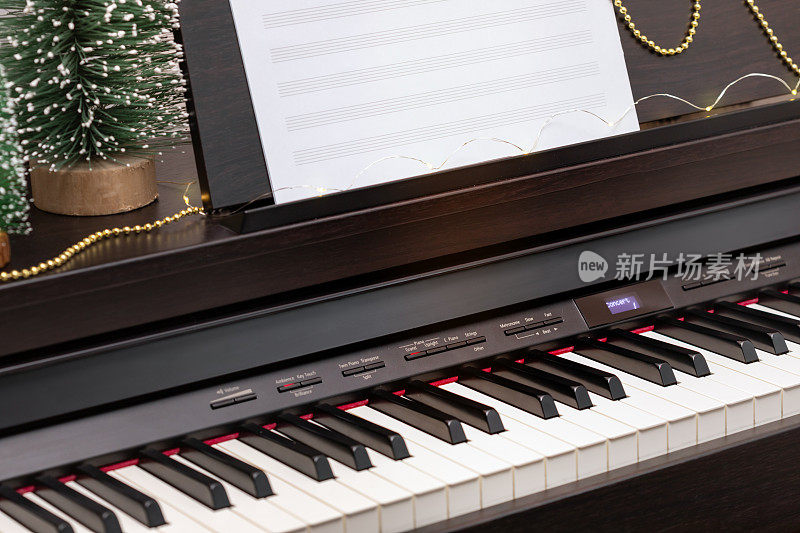 电子钢琴与乐谱和寒假装饰