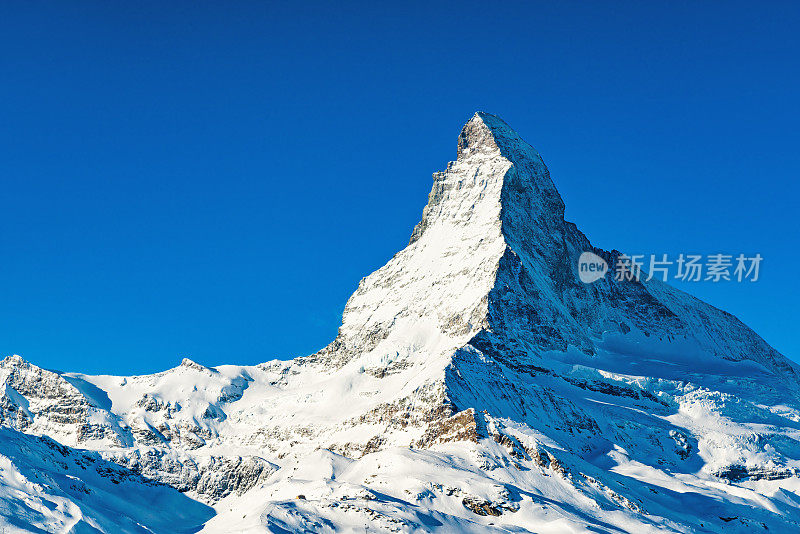 冬天，位于瑞士采尔马特镇的世界著名山峰马特洪峰