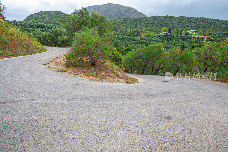 地中海沿岸尘土飞扬的道路，俯瞰美丽的帕尔加市