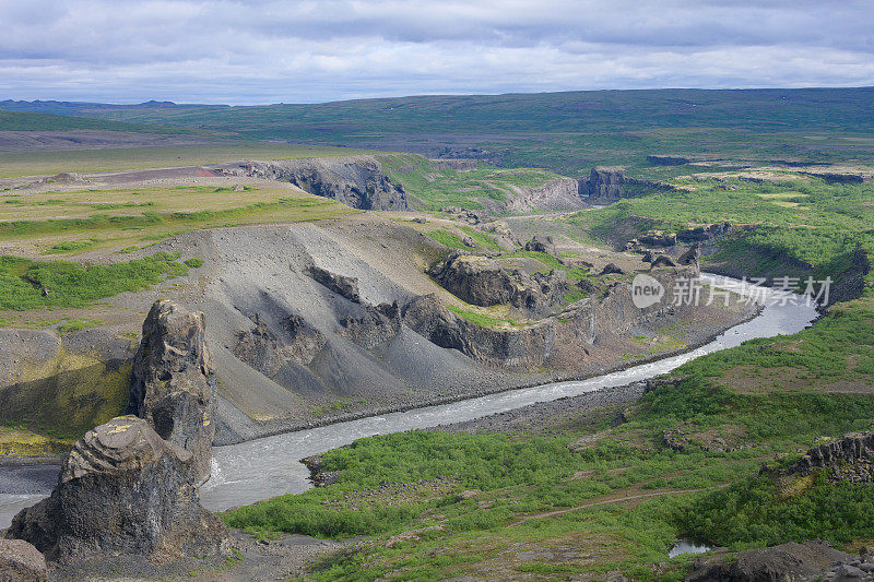 高角河Jokulsa与火山岩层在Vesturdalur