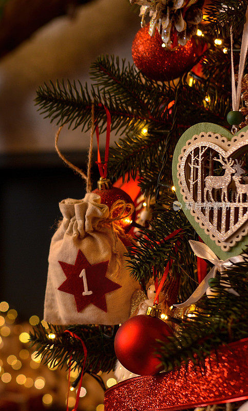 圣诞节的背景。降临历。降临历以生态袋的形式挂在圣诞树上。垂直图