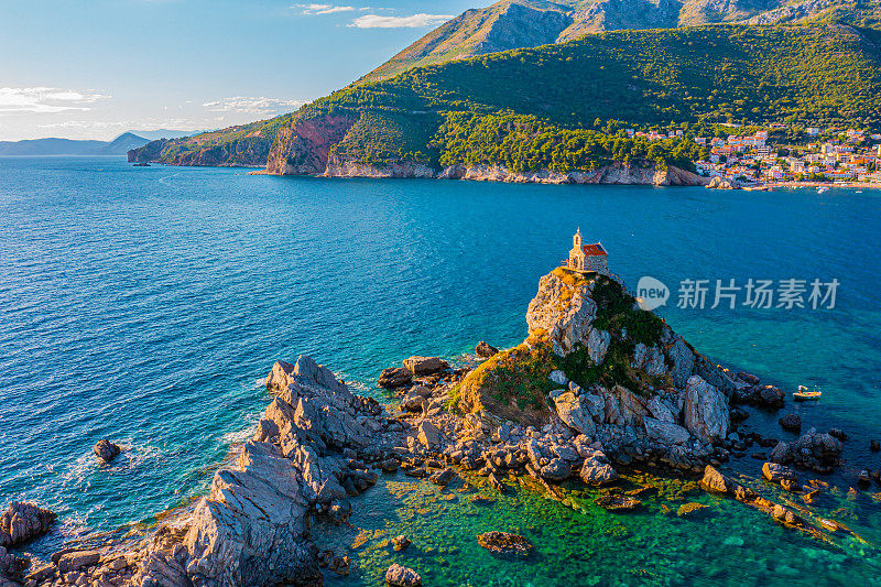 碧海小岛上的小教堂风景