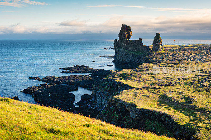 夏天的冰岛西部的Londrangar玄武岩悬崖，Snaefellsnes半岛