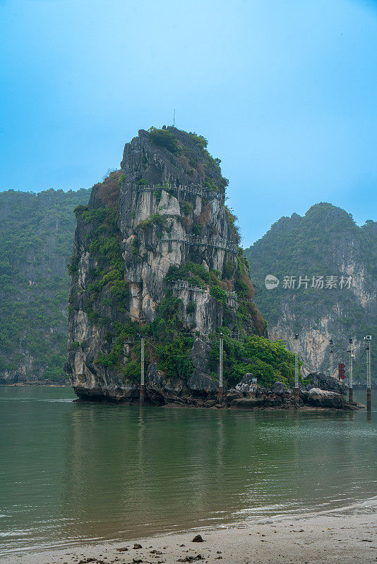 下龙湾的石山