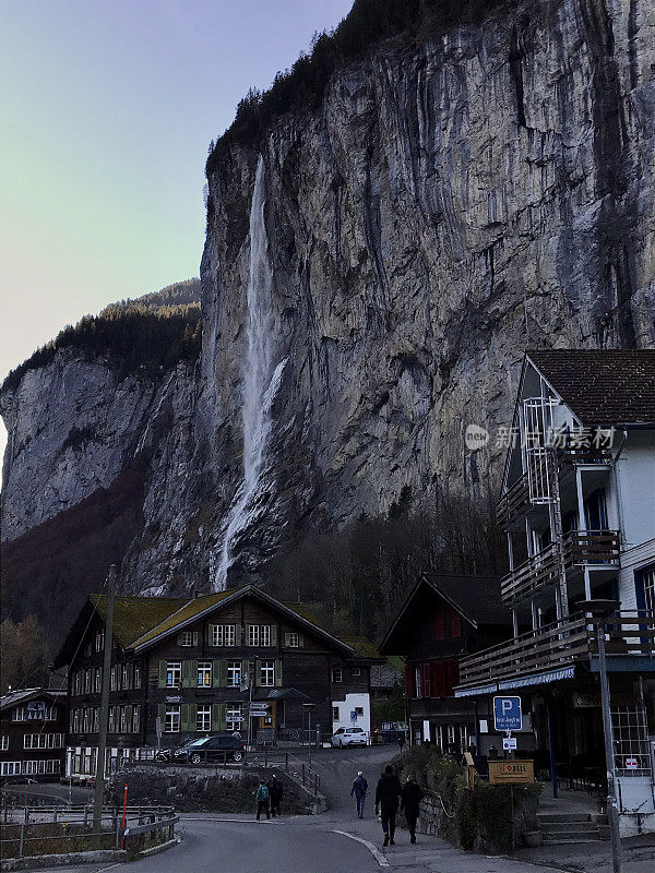 瑞士伯尔尼州的劳特布伦嫩村闻名遐迩
