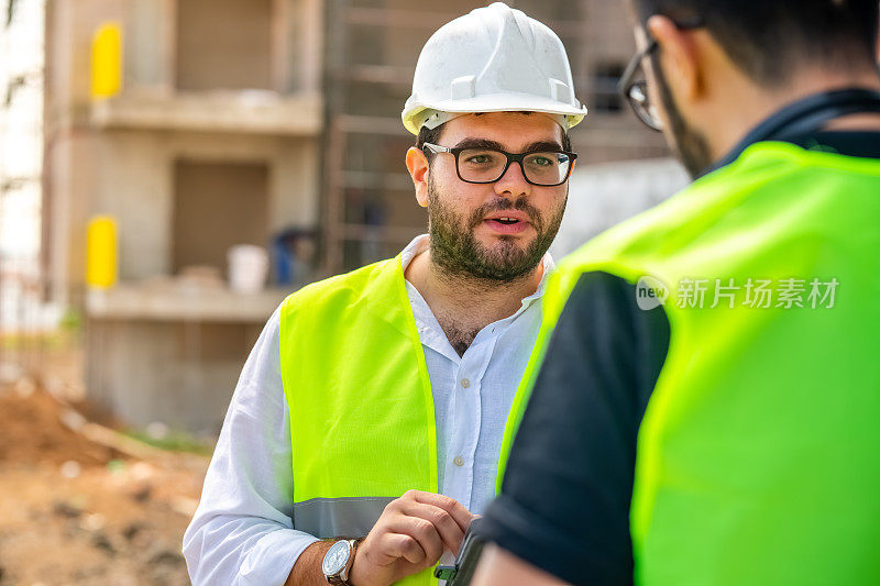 在建筑工地工作的建筑工程师和建筑师