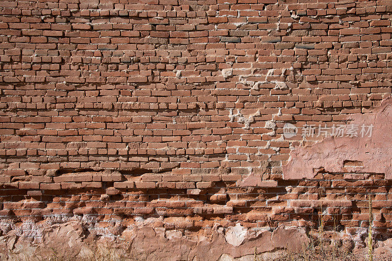 建于19世纪80年代科罗拉多州金矿小镇的古老粗糙的红砖墙或外部结构