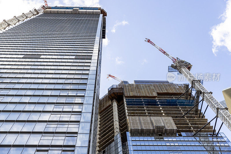 城市中摩天大楼的建设，背景与复制空间