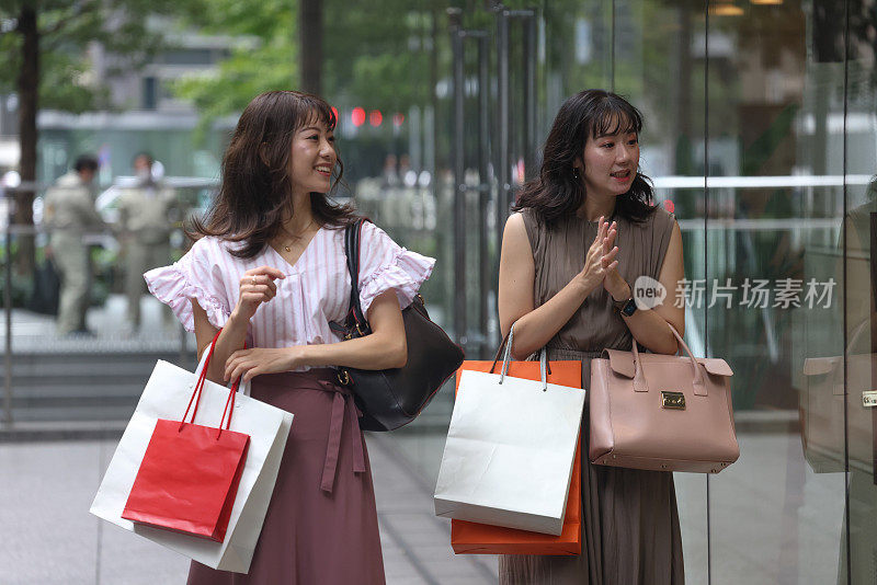 漂亮的年轻女人喜欢购物