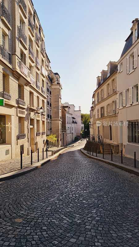 老巴黎空荡荡的街道。